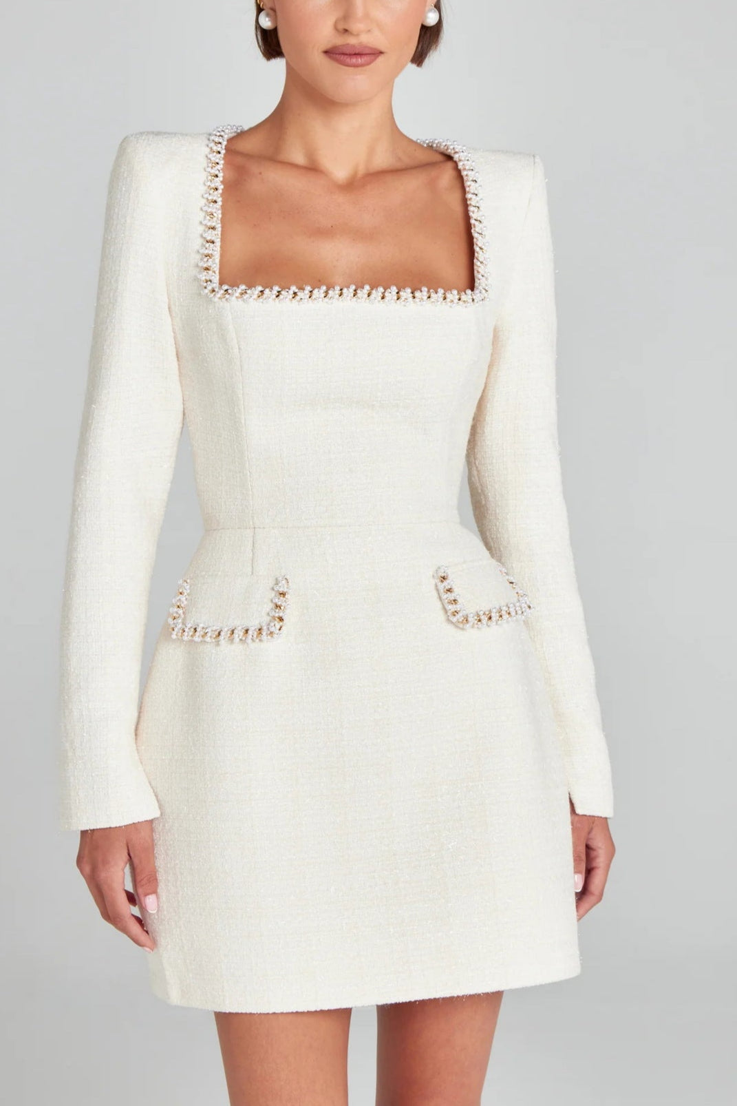 Vestido curto com bolsos e detalhes em pérolas, requintado e divertido