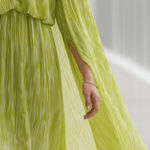 VESTIDO LARGO DE SATÉN VERDE ESMERALDA CON ESCOTE EN V - VALERINA MARBELLA