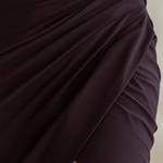 VESTIDO CORTO COLOR CIRUELA DE ENCAJE PLISADO CON ESCOTE EN PICO - VALERINA MARBELLA