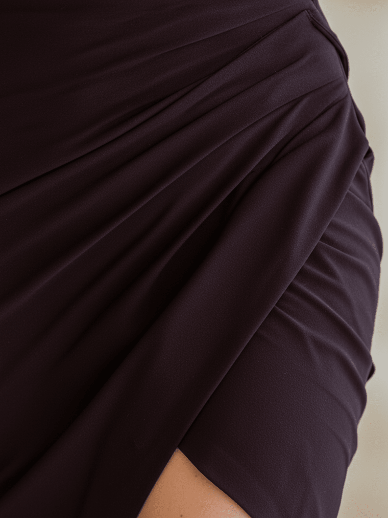 VESTIDO CORTO COLOR CIRUELA DE ENCAJE PLISADO CON ESCOTE EN PICO - VALERINA MARBELLA