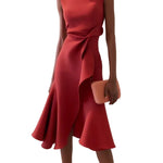 Vestido midi vermelho sem mangas, elegante, em corte A, com detalhe torcido na cintura, perfeito para usar do dia à noite.