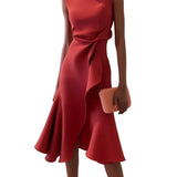 Vestido midi vermelho sem mangas, elegante, em corte A, com detalhe torcido na cintura, perfeito para usar do dia à noite.