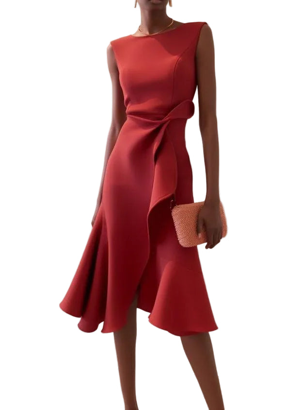 Vestido midi vermelho sem mangas, elegante, em corte A, com detalhe torcido na cintura, perfeito para usar do dia à noite.
