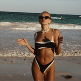 BIKINI CON DISEÑO EN CONTRASTE Y ESTILO MODERNO