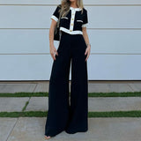 Conjunto de duas peças elegante e casual, composto por top curto e calça reta.
