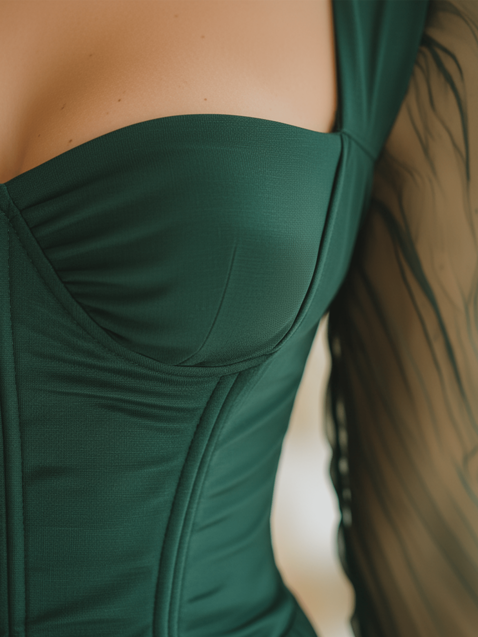 VESTIDO MINI VERDE ESMERALDA CON MANGAS DE TUL - VALERINA MARBELLA