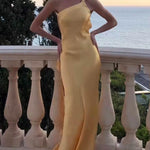 Vestido de festa elegante com ombros inclinados e cor sólida