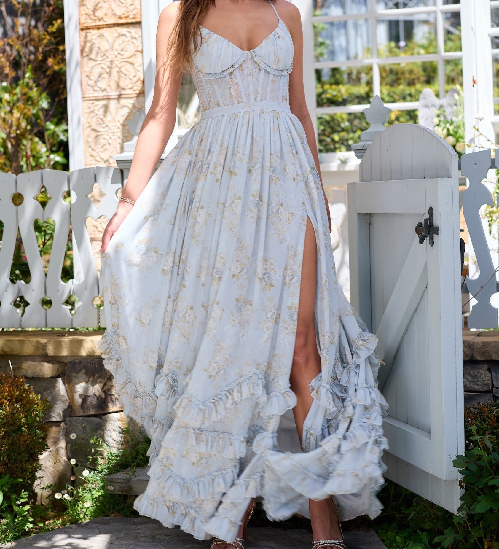 Vestido longo floral com babados e fenda