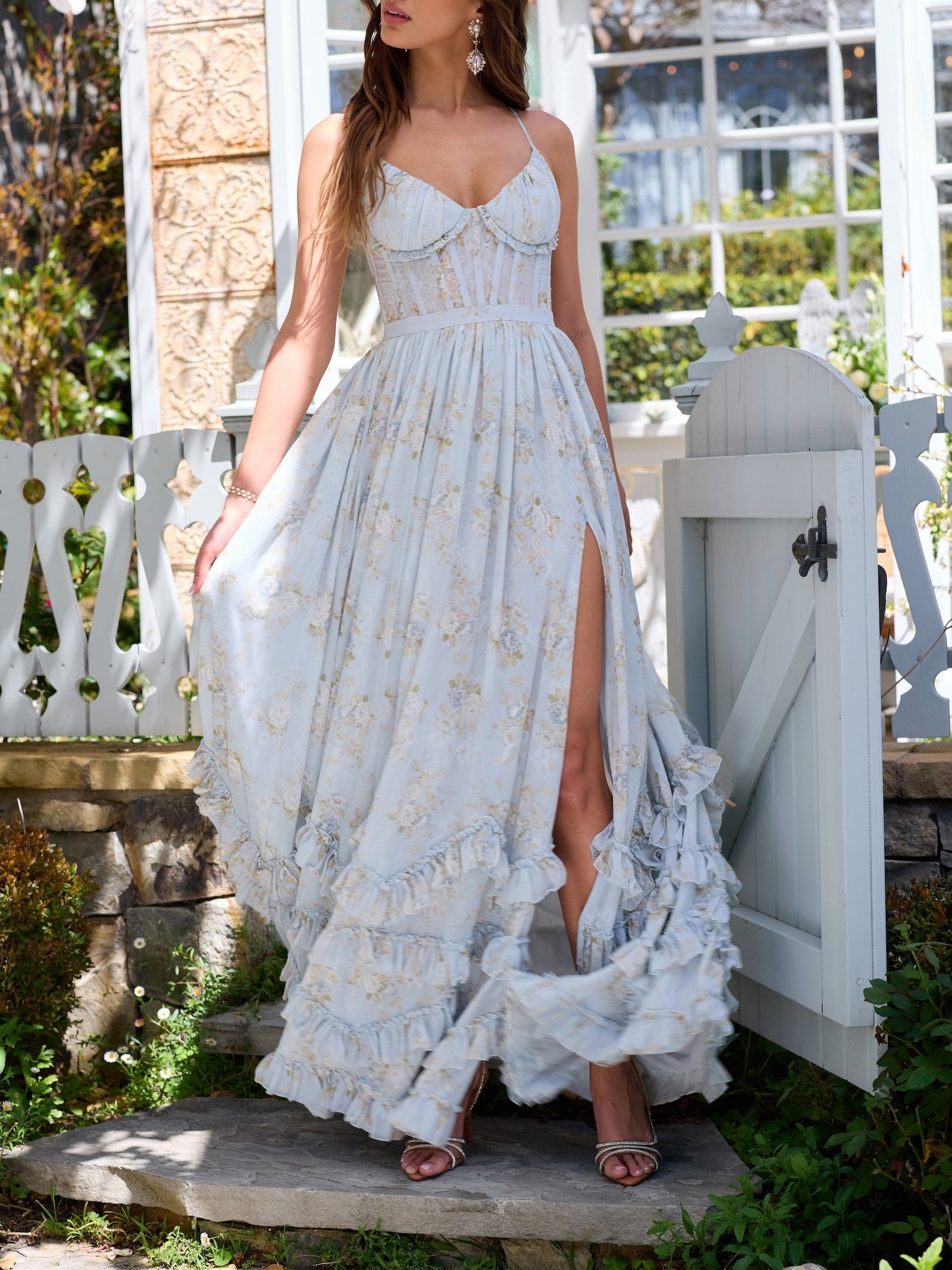 Vestido longo floral com babados e fenda
