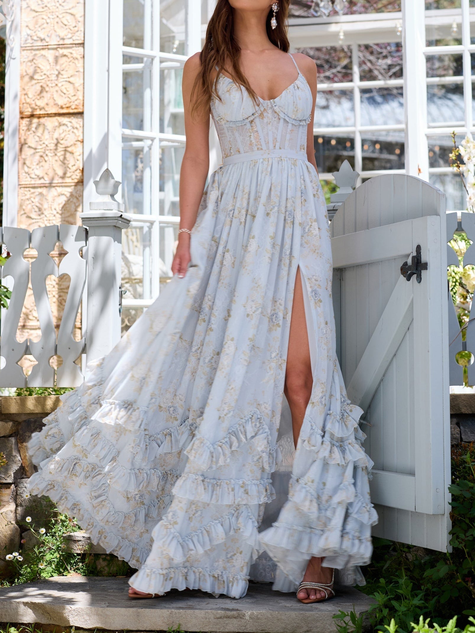 Vestido longo floral com babados e fenda