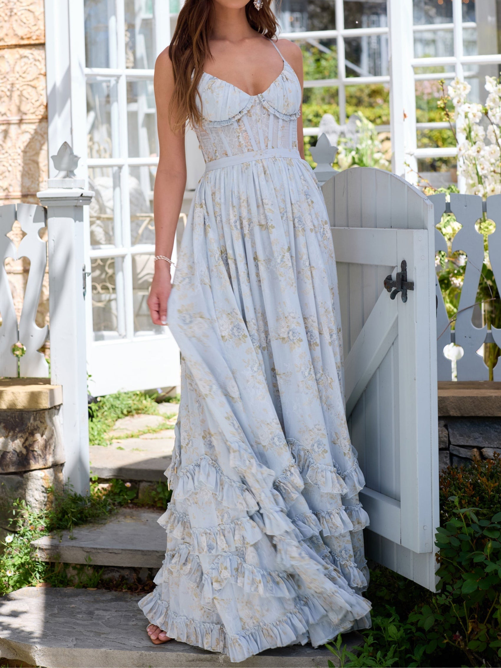 Vestido longo floral com babados e fenda