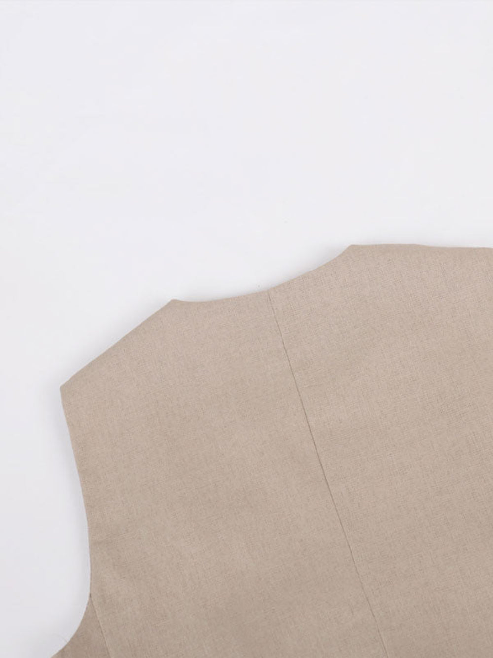 Conjunto clássico de calça pantalona com decote em V e pregas em algodão e linho.