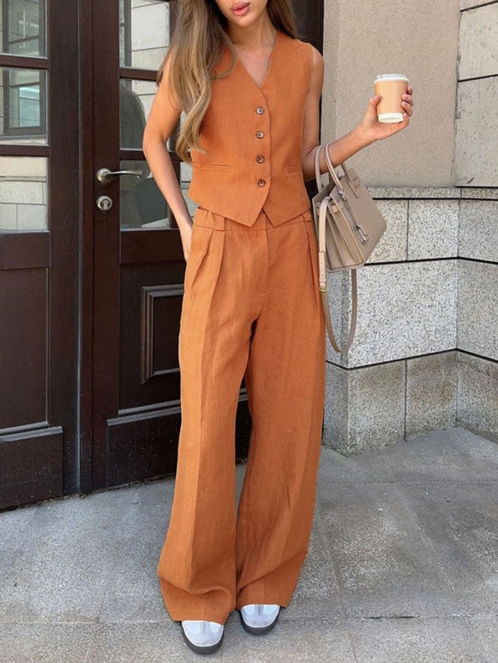 Conjunto clássico de calça pantalona com decote em V e pregas em algodão e linho.