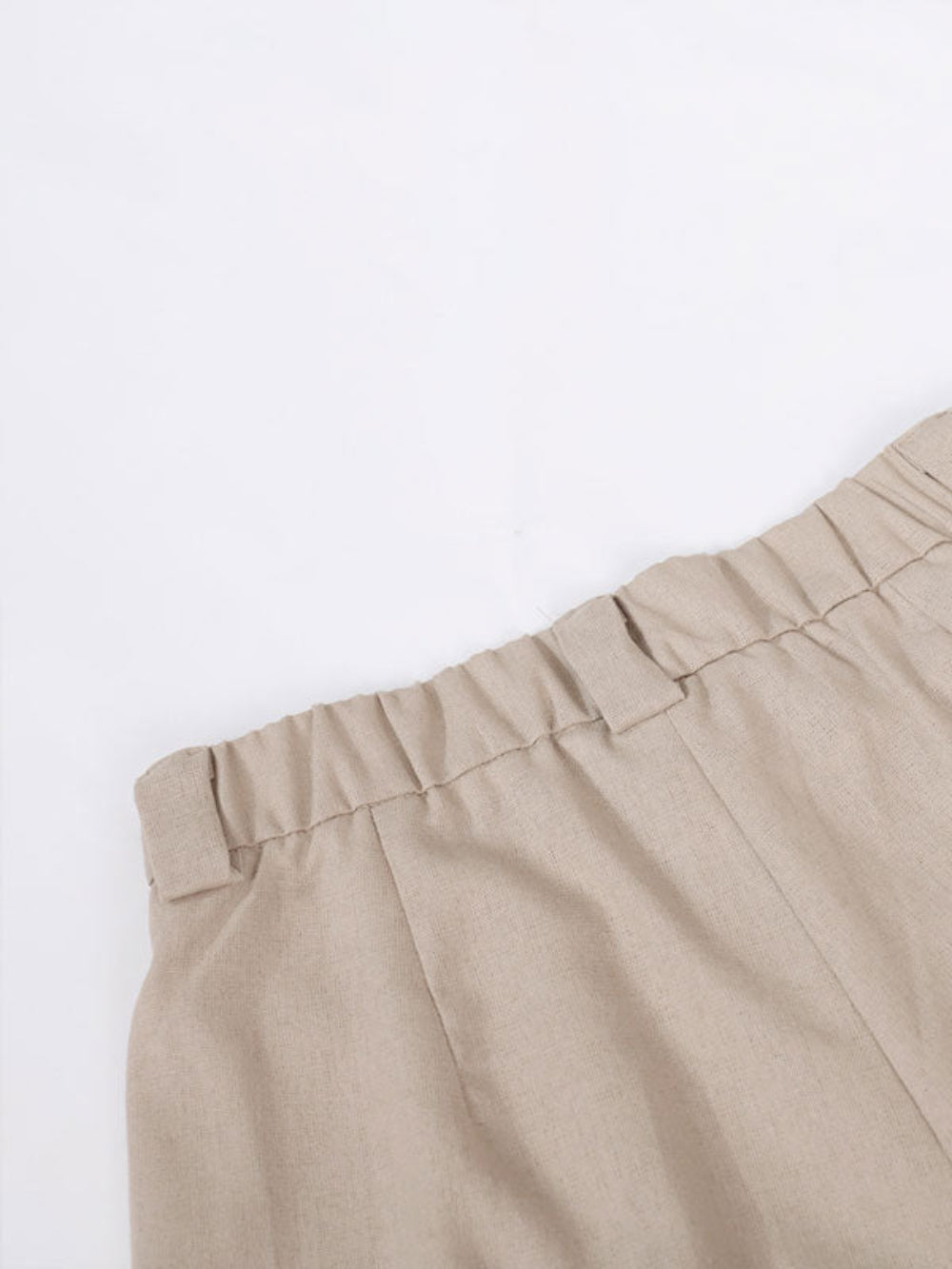 Conjunto clássico de calça pantalona com decote em V e pregas em algodão e linho.