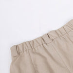 Conjunto clássico de calça pantalona com decote em V e pregas em algodão e linho.