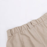 Conjunto clássico de calça pantalona com decote em V e pregas em algodão e linho.