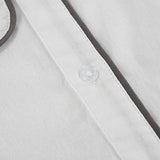 Conjunto de duas peças em algodão e linho com camisa e shorts em contraste preto e branco