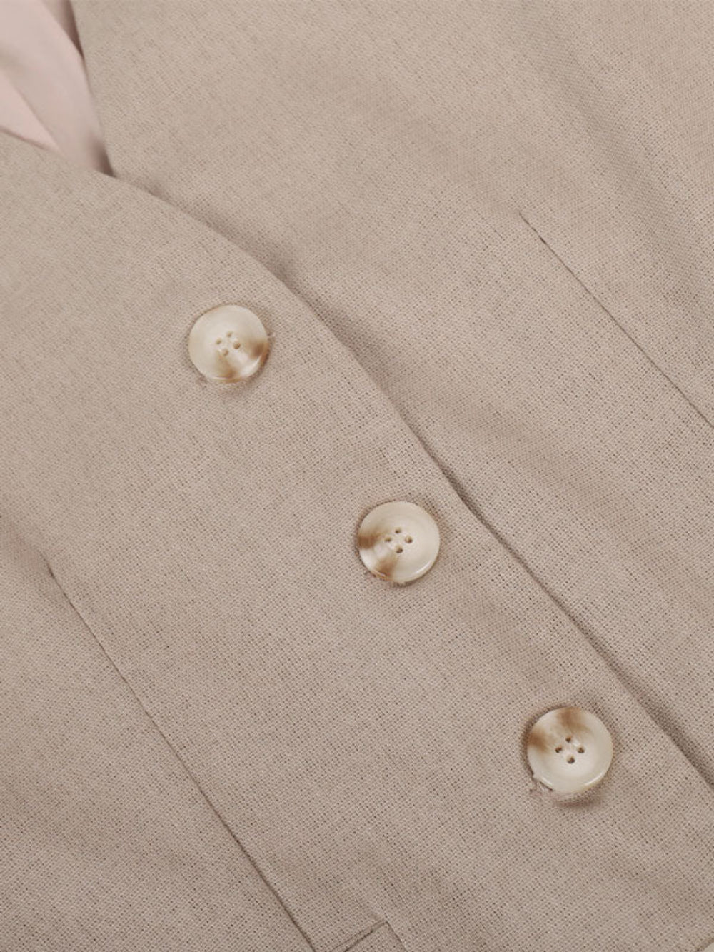 Conjunto clássico de calça pantalona com decote em V e pregas em algodão e linho.