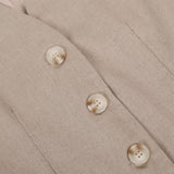 Conjunto clássico de calça pantalona com decote em V e pregas em algodão e linho.