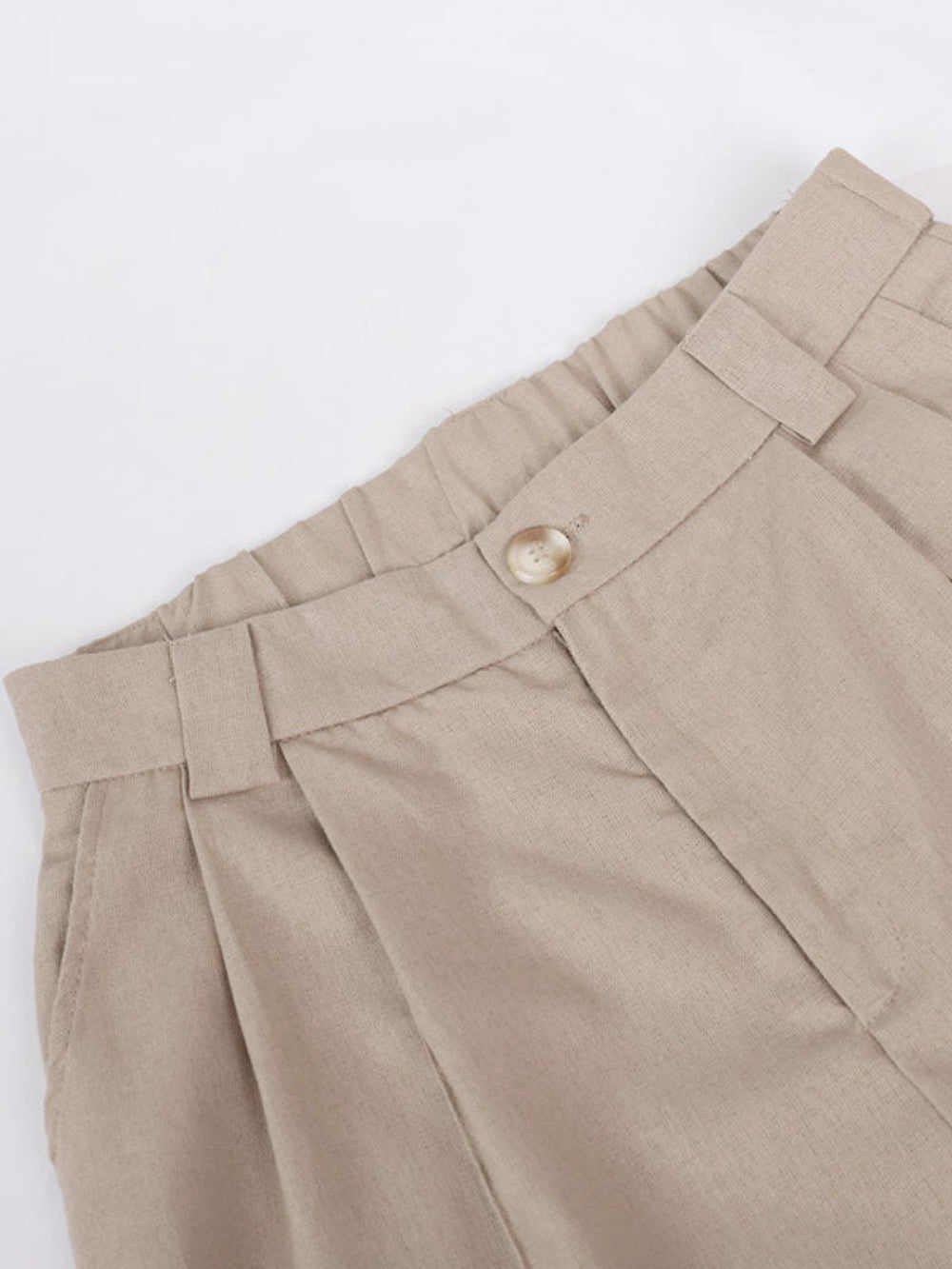Conjunto clássico de calça pantalona com decote em V e pregas em algodão e linho.