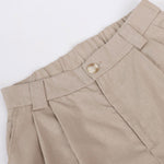 Conjunto clássico de calça pantalona com decote em V e pregas em algodão e linho.