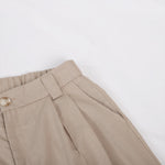Conjunto clássico de calça pantalona com decote em V e pregas em algodão e linho.