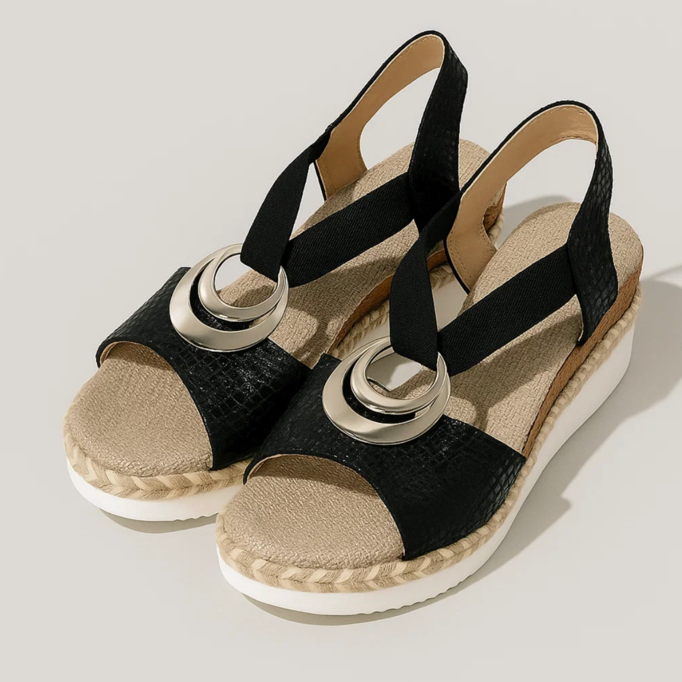 SANDALIAS CON DETALLE PLATEADO Y ELEGANCIA MODERNA