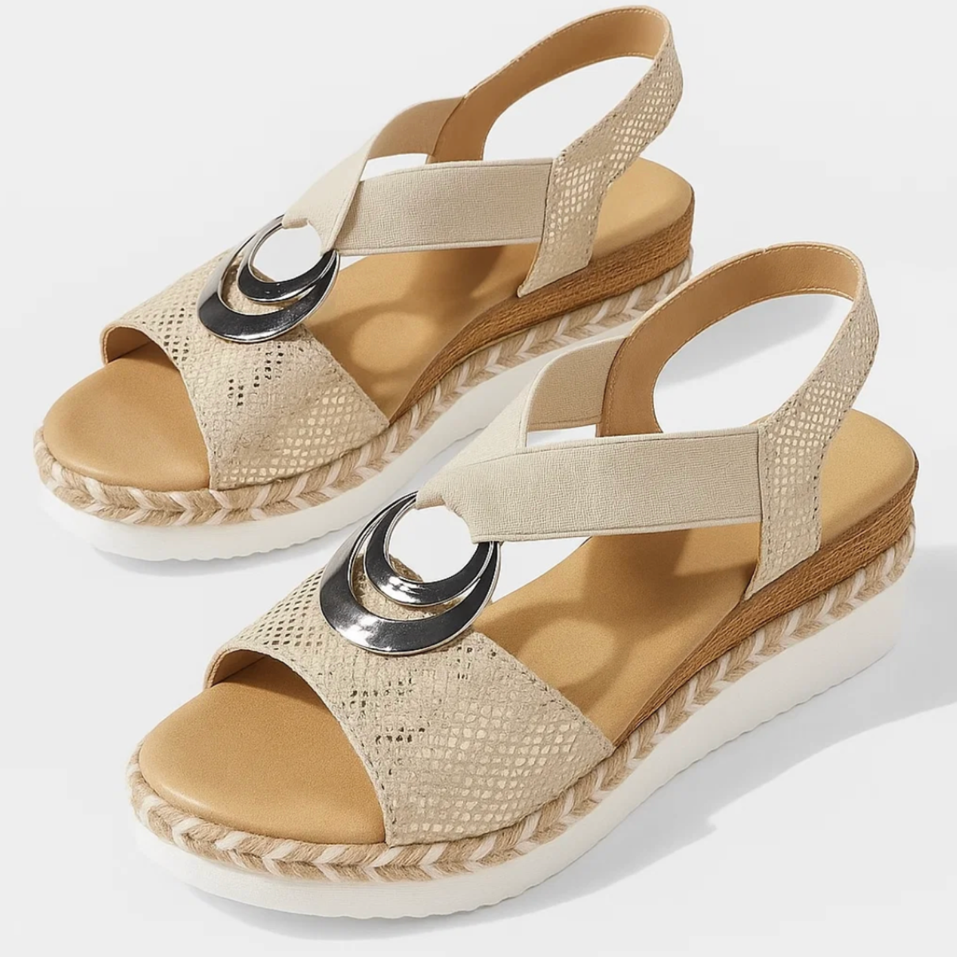 SANDALIAS CON DETALLE PLATEADO Y ELEGANCIA MODERNA