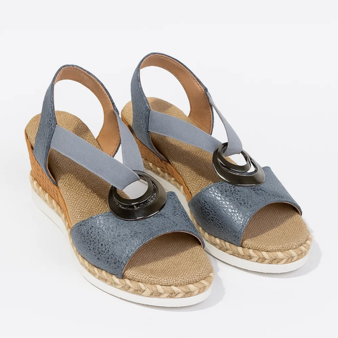 SANDALIAS CON DETALLE PLATEADO Y ELEGANCIA MODERNA