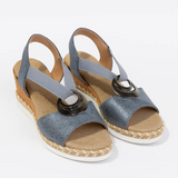 SANDALIAS CON DETALLE PLATEADO Y ELEGANCIA MODERNA