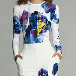 Conjunto de blusa de gola redonda e calça com estampa parcial em blocos de cores