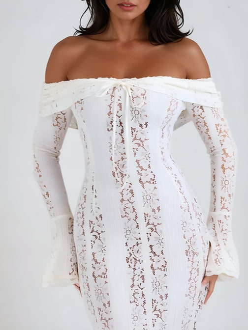 Vestido longo de renda com ombros à mostra