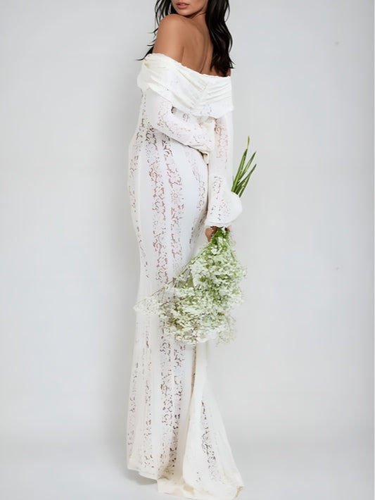 Vestido longo de renda com ombros à mostra