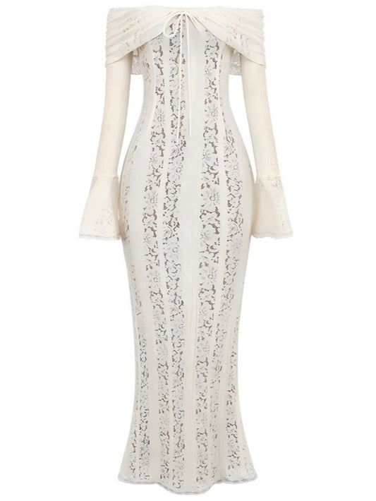 Vestido longo de renda com ombros à mostra