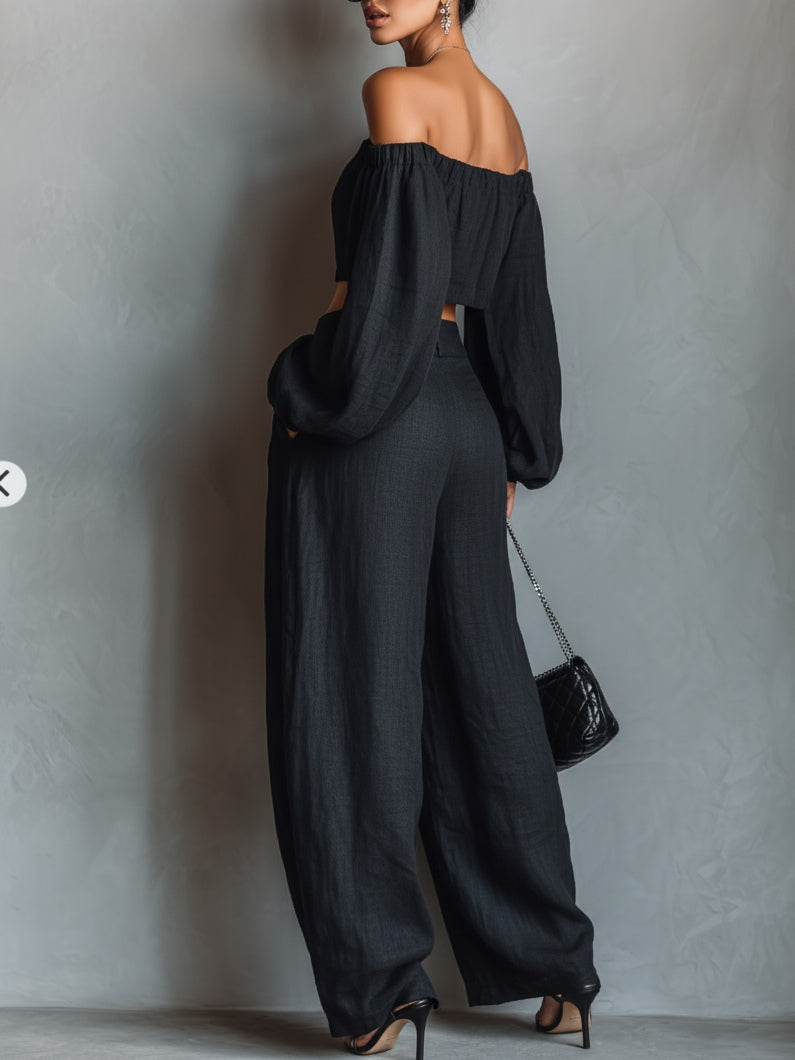 Conjunto de blusa preta de manga comprida com ombros à mostra e calça pantalona