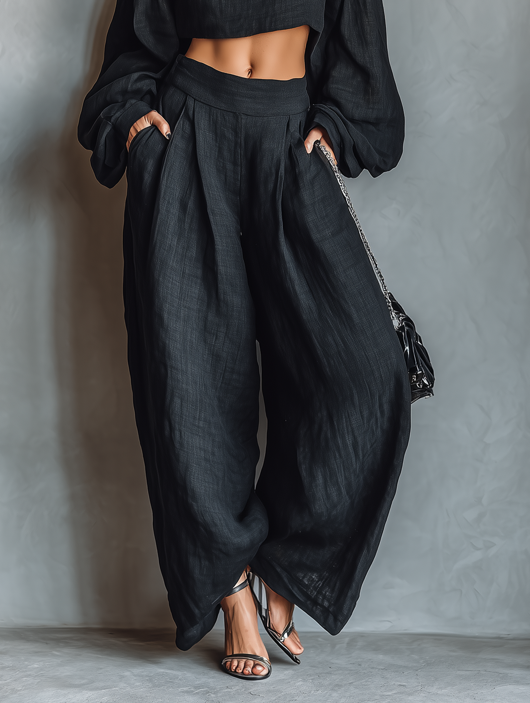 Conjunto de blusa preta de manga comprida com ombros à mostra e calça pantalona