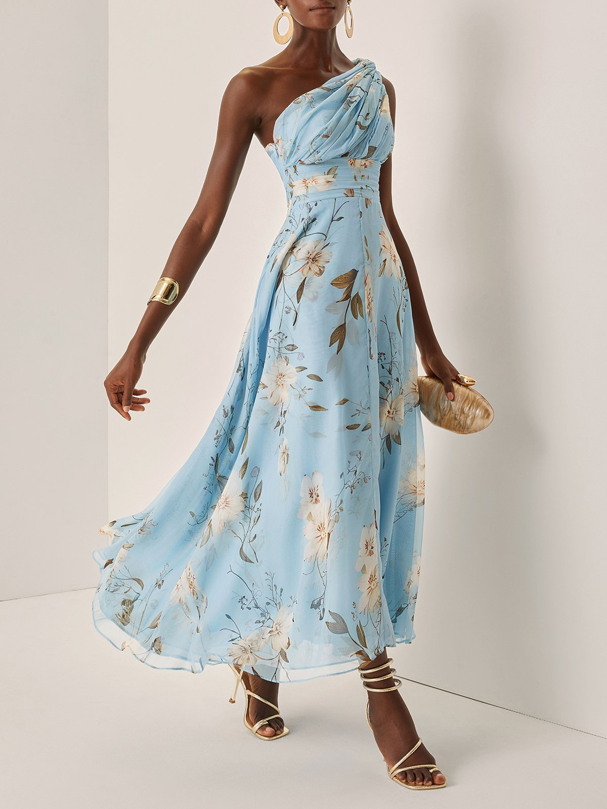 Vestido longo azul claro floral plissado em chiffon com um ombro só