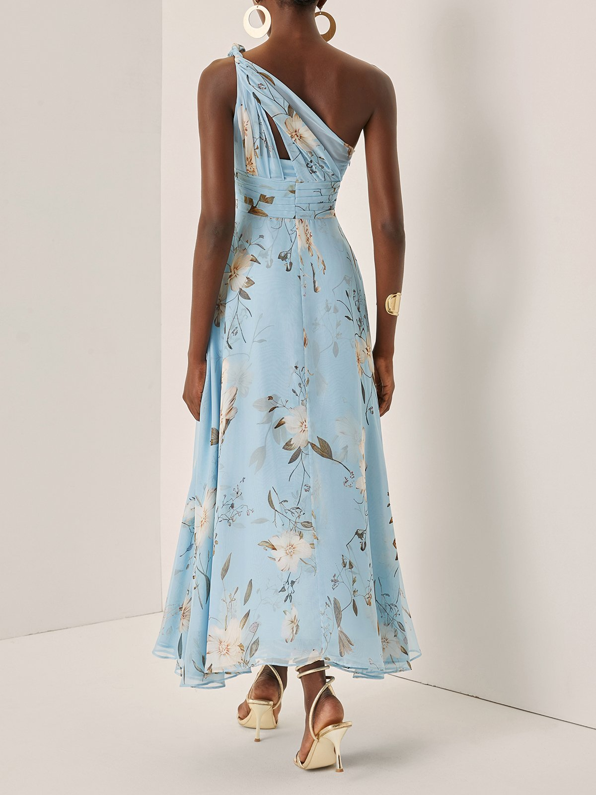 Vestido longo azul claro floral plissado em chiffon com um ombro só