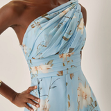 Vestido longo azul claro floral plissado em chiffon com um ombro só