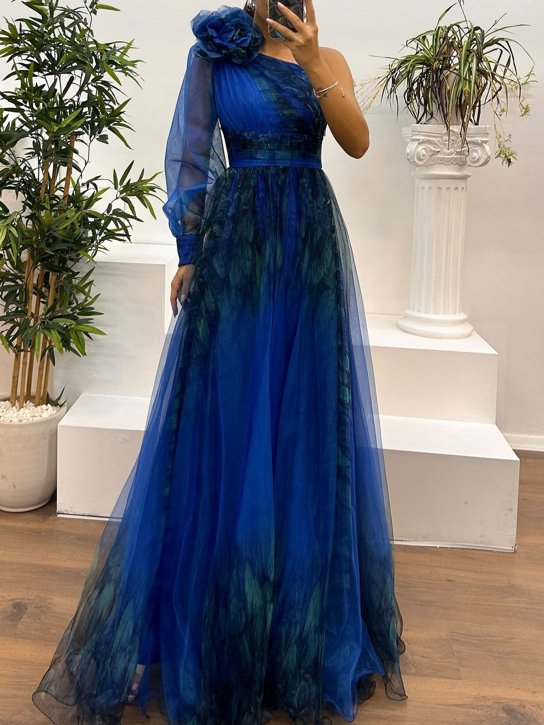 Vestido longo de um ombro só com estampa abstrata degradê em tule
