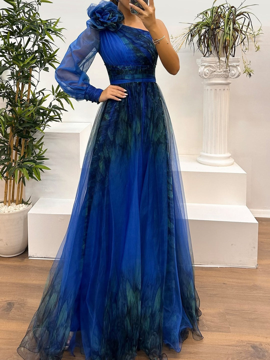 Vestido longo de um ombro só com estampa abstrata degradê em tule