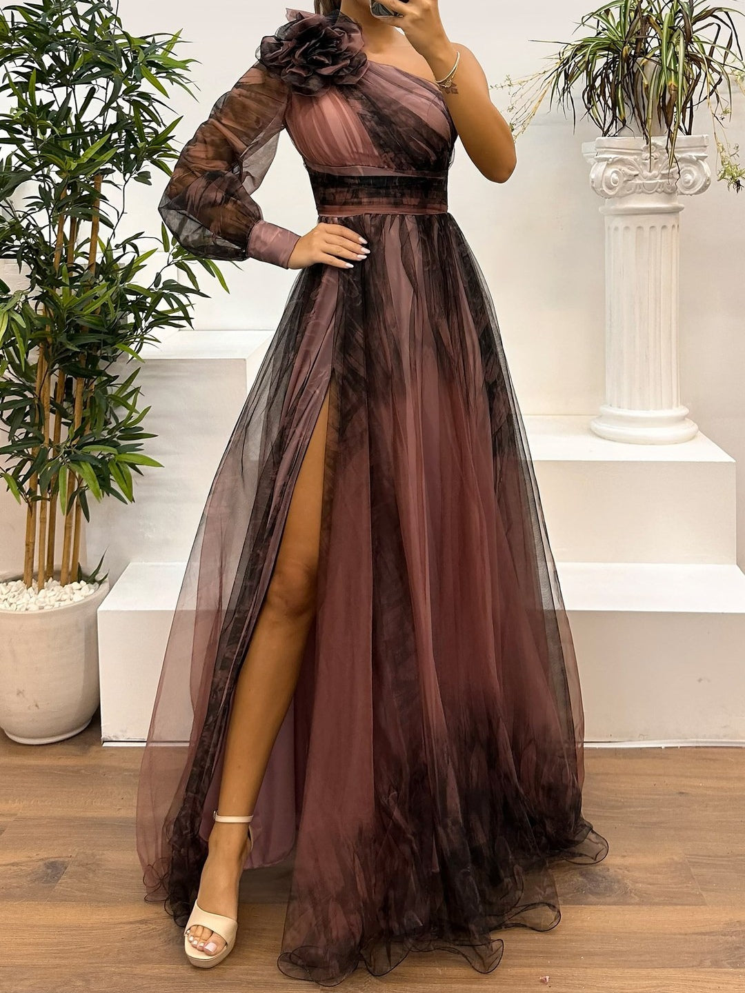 Vestido longo de um ombro só com estampa abstrata degradê em tule