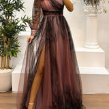 Vestido longo de um ombro só com estampa abstrata degradê em tule