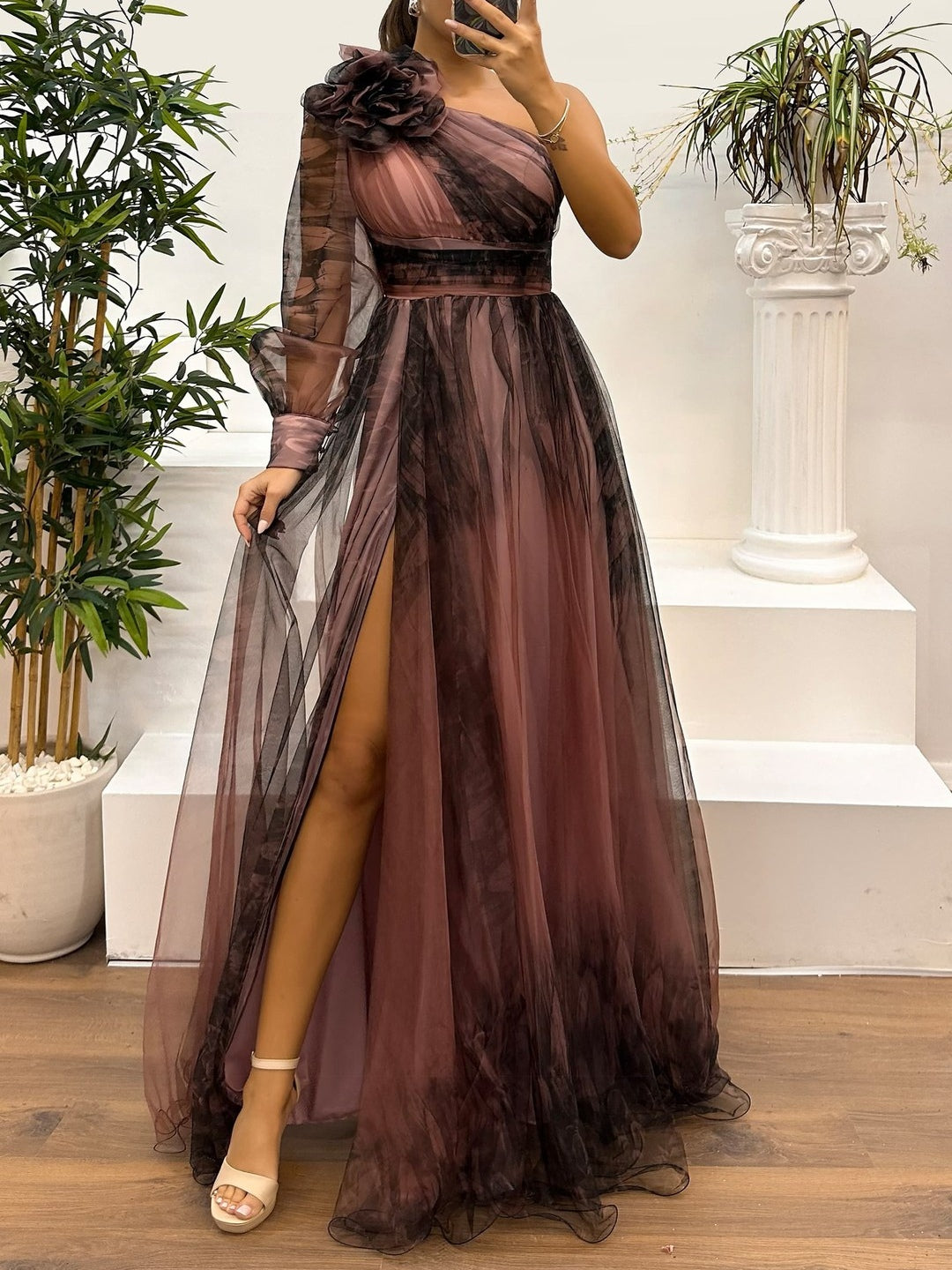 Vestido longo de um ombro só com estampa abstrata degradê em tule
