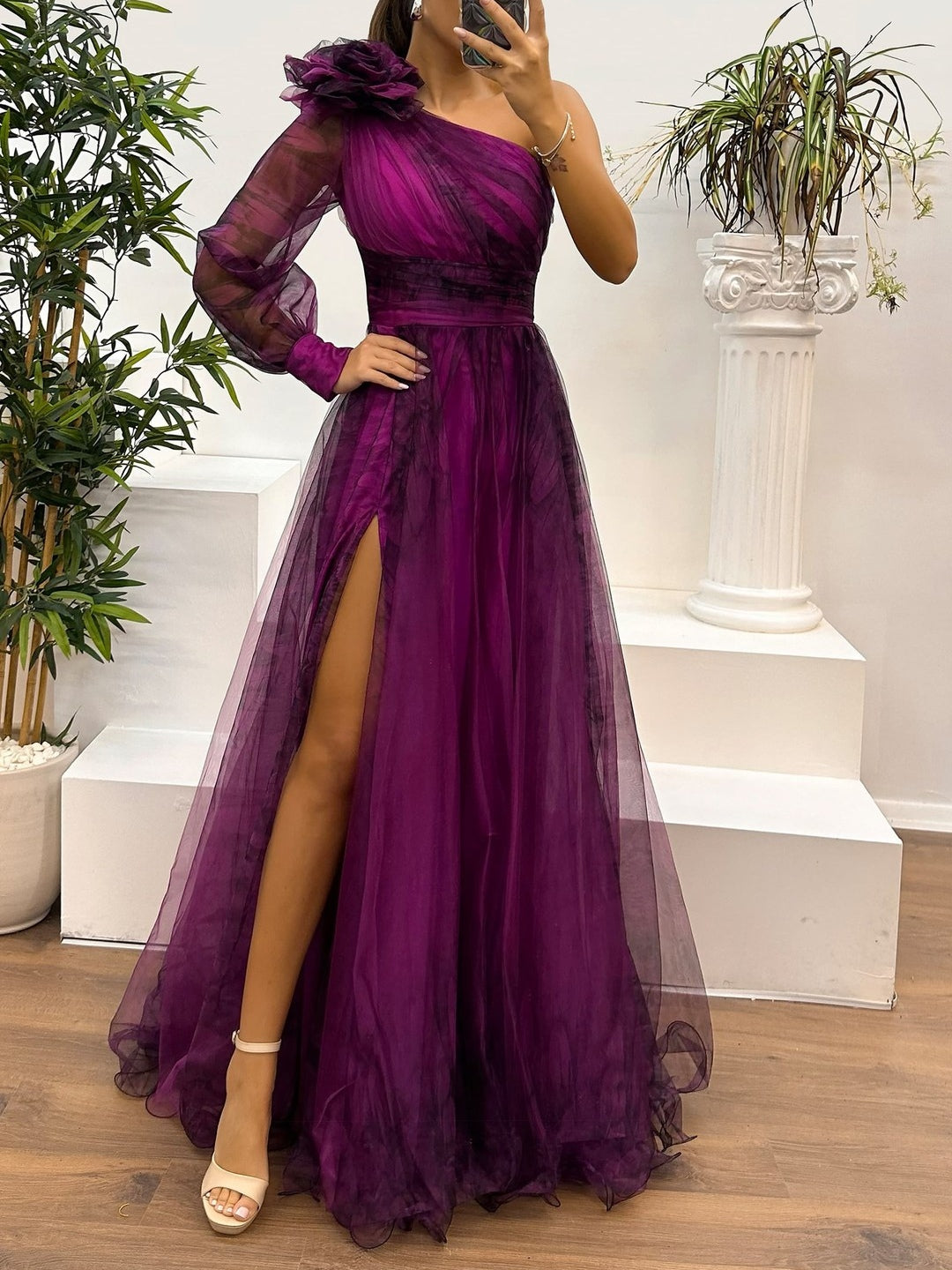 Vestido longo de um ombro só com estampa abstrata degradê em tule
