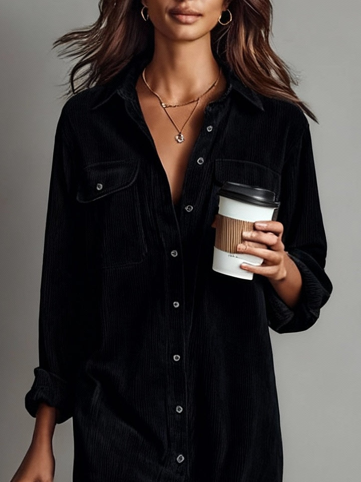 Vestido midi preto de veludo cotelê solto com bolso duplo no peito e abotoamento simples