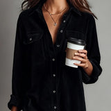 Vestido midi preto de veludo cotelê solto com bolso duplo no peito e abotoamento simples