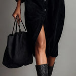 Vestido midi preto de veludo cotelê solto com bolso duplo no peito e abotoamento simples