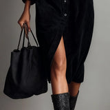 Vestido midi preto de veludo cotelê solto com bolso duplo no peito e abotoamento simples