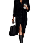 Vestido midi preto de veludo cotelê solto com bolso duplo no peito e abotoamento simples